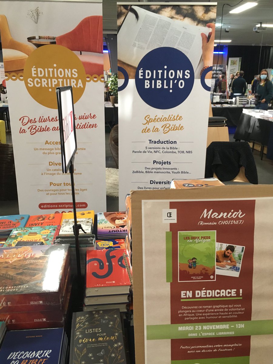 Au stand BibliO au Centre évangélique, Porte de Charenton, Paris. J’ai le plaisir de voir des amis et collègues de longue date !