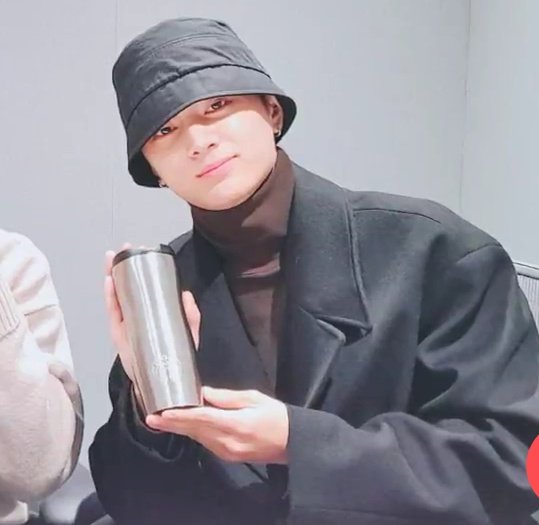 gyuVhoonie's tweet photo. jay belike "please buy this tumbler at a nearby starbucks" #freepromote https://t.co/mtrJJkBS3T