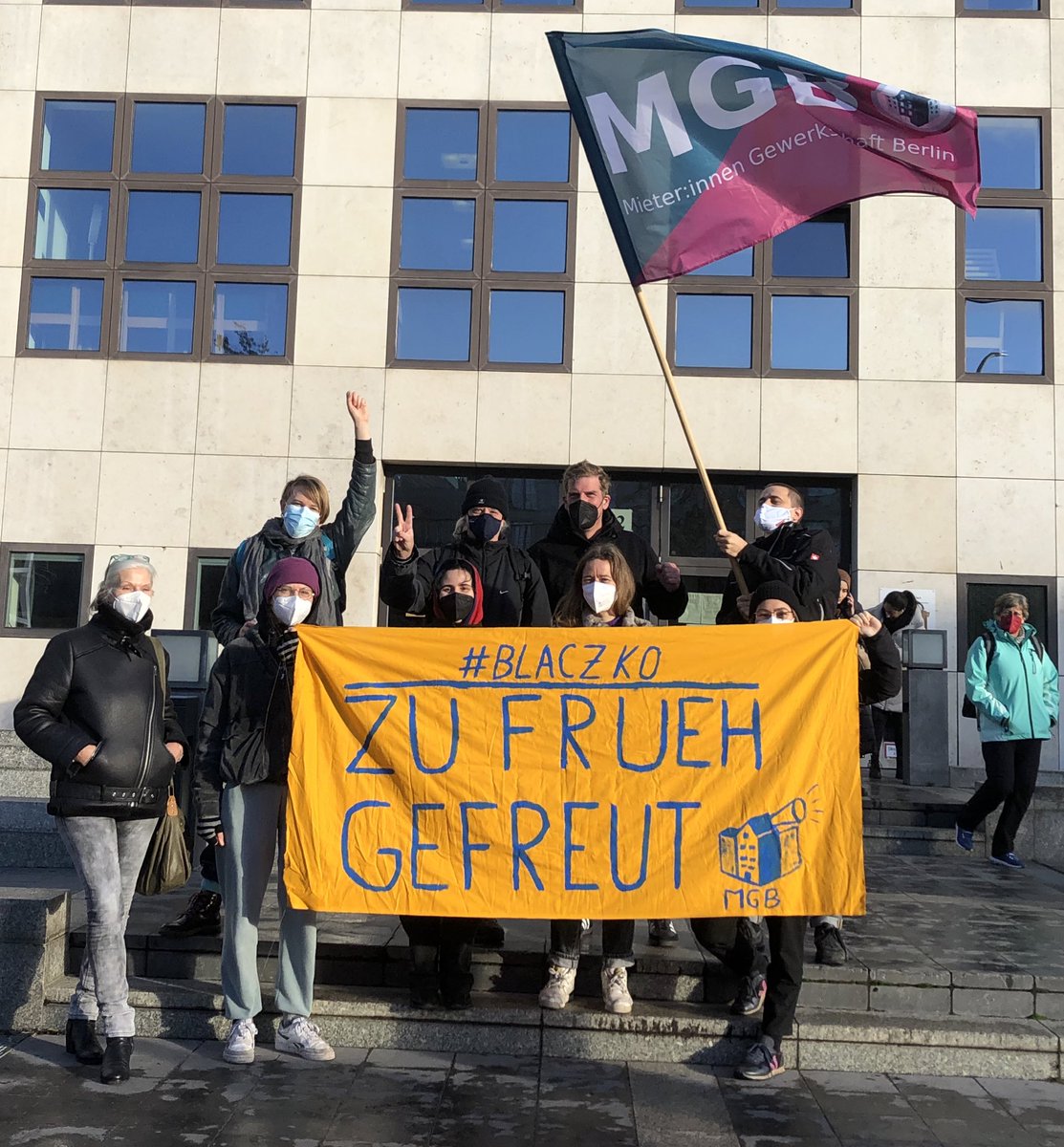 mg_berlin's tweet photo. 🥳🥳🥳 YEAH!! 🥳🥳🥳
Prozess gewonnen!! #Blaczko muss sich auch bei Teilgewerbe an den Mietenspiegel halten! Das heißt ca. 400 € Mietminderung für die Mieterin und ~ 5000 € Rückzahlung! 🥳 #ZuFruehGefreut https://t.co/75n6bQr1hC