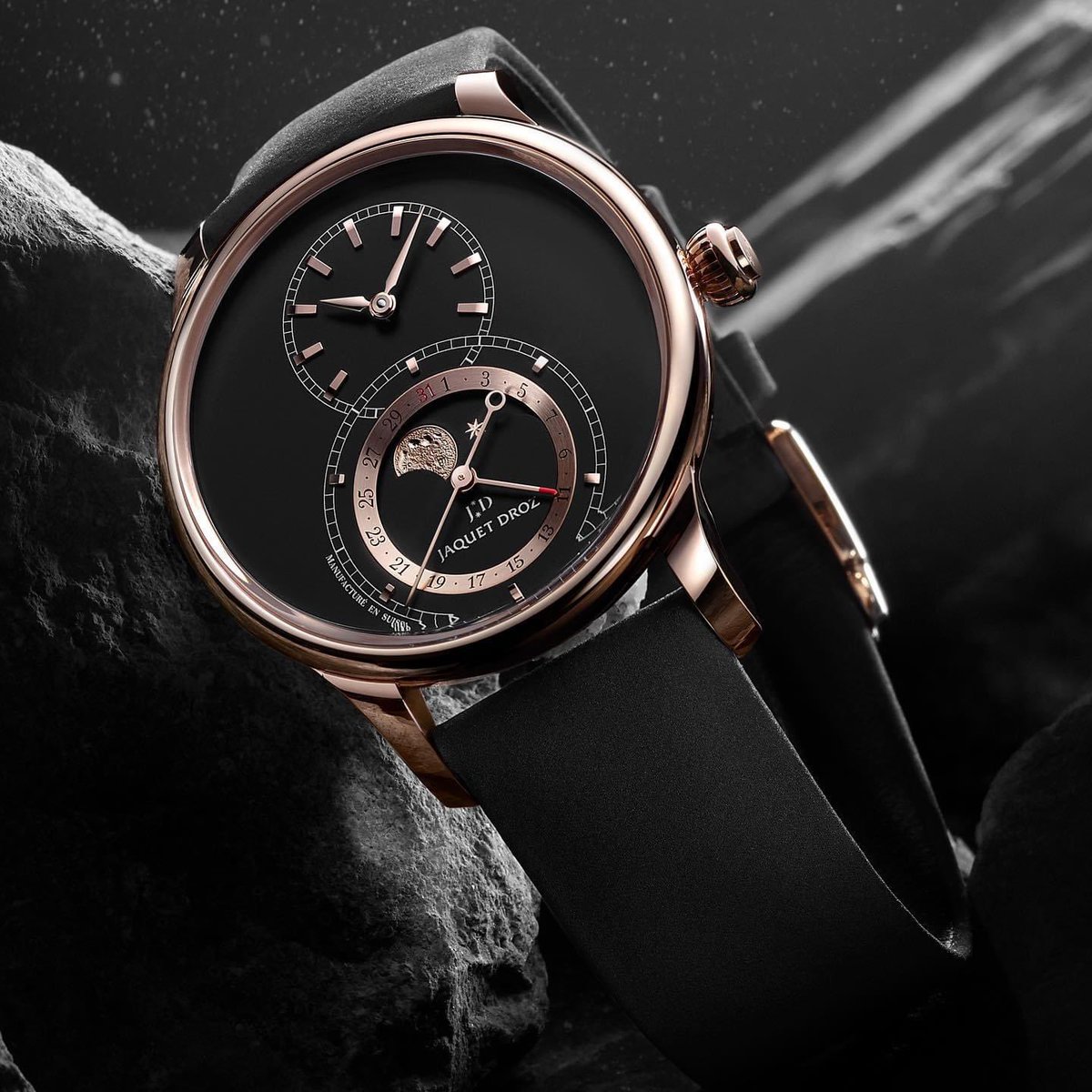 The new Grande Seconde Moon features a matte black dial in an intense, dark astral variation, which gracefully reveals  the Moon Phase. bit.ly/3vnFywu

#jaquetdroz #hautehorlogerie #watch #watches #moon #fullmoon #moonphase