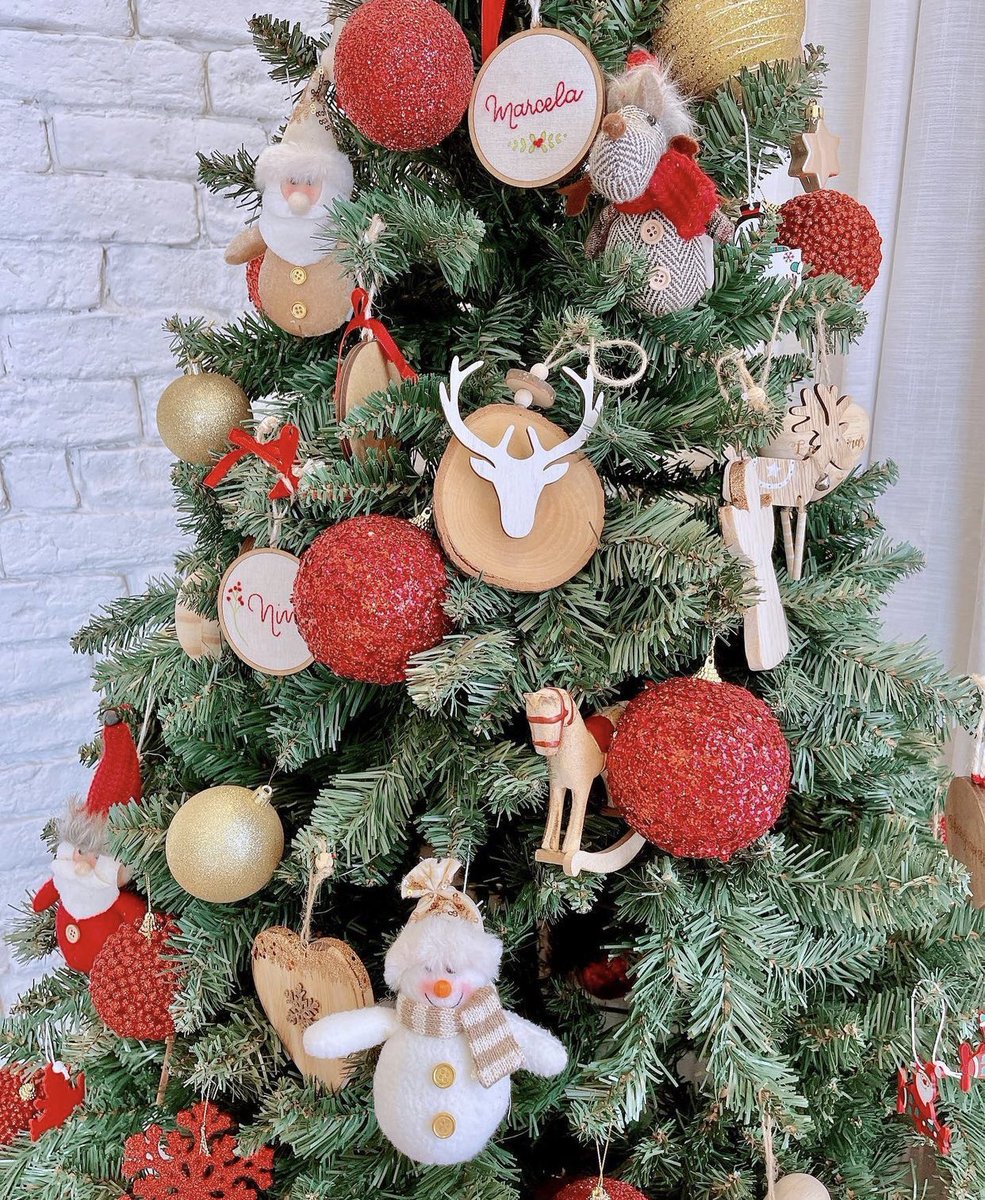 CASADEBAMBA101's tweet photo. ✨Sala Natalina✨Estamos indo, mas
antes conseguimos espalhar na sala pequenas pitadas de amor de Natal para as crianças. Pq hoje, conseguimos ter os 4 juntinhos da gente, espalhar os bonecos e enfeites na estante e eles entenderam mais um pouquinho sobre o que é o amor. (+) https://t.co/UfZlcx7VEF