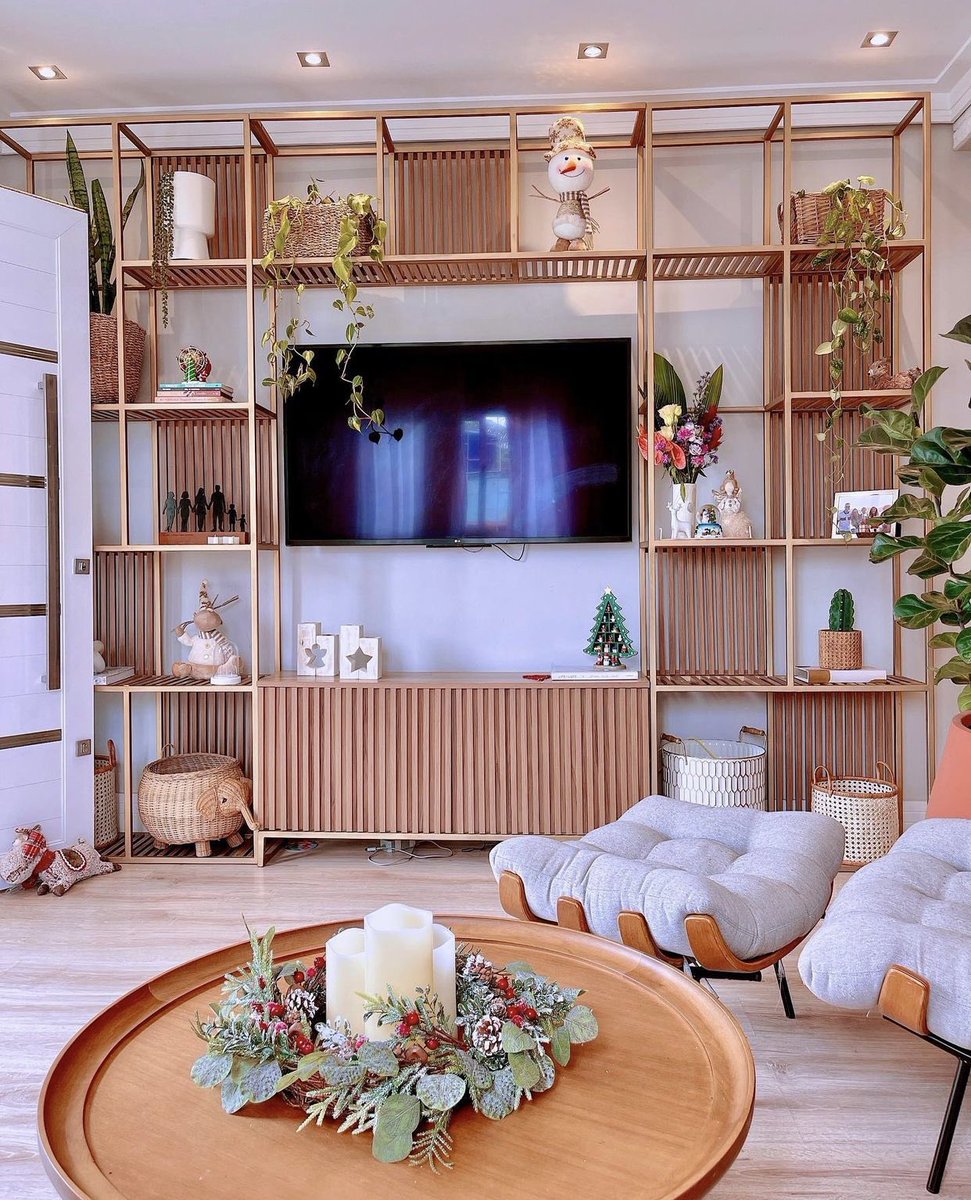 CASADEBAMBA101's tweet photo. ✨Sala Natalina✨Estamos indo, mas
antes conseguimos espalhar na sala pequenas pitadas de amor de Natal para as crianças. Pq hoje, conseguimos ter os 4 juntinhos da gente, espalhar os bonecos e enfeites na estante e eles entenderam mais um pouquinho sobre o que é o amor. (+) https://t.co/UfZlcx7VEF