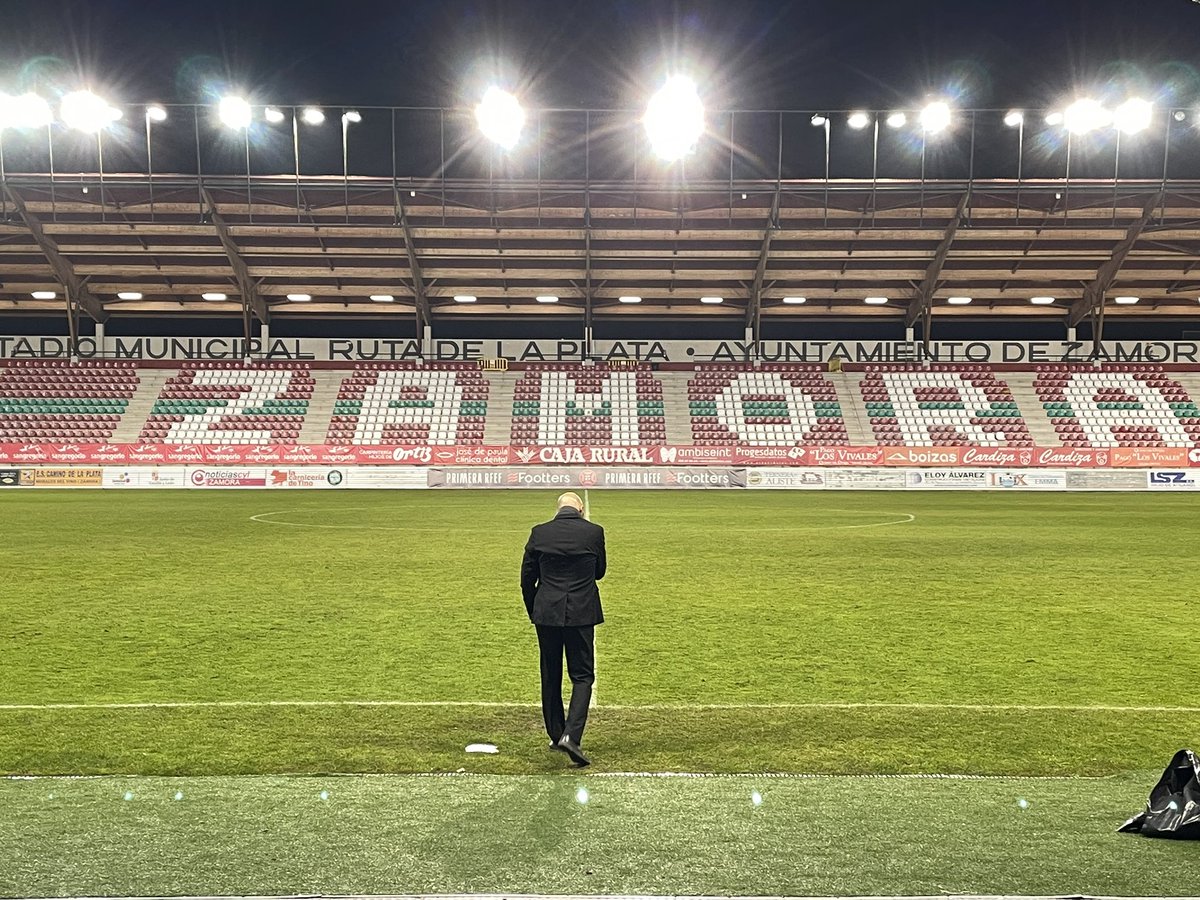 ZCFoficial's tweet photo. COMUNICADO OFICIAL|

David Movilla y el Zamora han decidido de mutuo acuerdo que el entrenador cese su actividad con el club. 

https://t.co/KZbqQ8r9bY 

Gracias por hacernos disfrutar del camino, más allá de los hitos, récords y ascensos que este club logró contigo. 

#Ubuntu https://t.co/WK9z5IenZ4