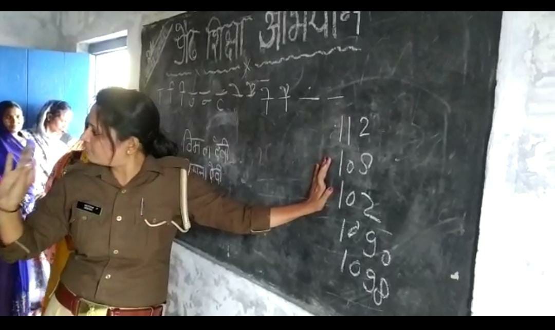 balrampurpolice's tweet photo. #BalrampurPolice
थाना कोतवाली देहात क्षेत्र में #मिशन_शक्ति_3 के दृष्टिगत  #मिशन_अक्षरा एवं प्रौढ़ शिक्षा अभियान चलाकर महिलाओं को लिखना पढ़ना सिखाया गया  विमेन पावरलाइन 1090, यूपी आपातकालीन 112,एंबुलेंस सेवा 108 ,महिला हेल्प लाइन 181 इत्यादि के बारे में अवगत कराया गया । https://t.co/WTxhjVyWHw