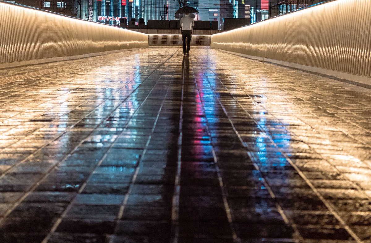 KIX_dayinmylife's tweet photo. 雨の日の大阪は光が魅力的 https://t.co/bxXBH7SD2l