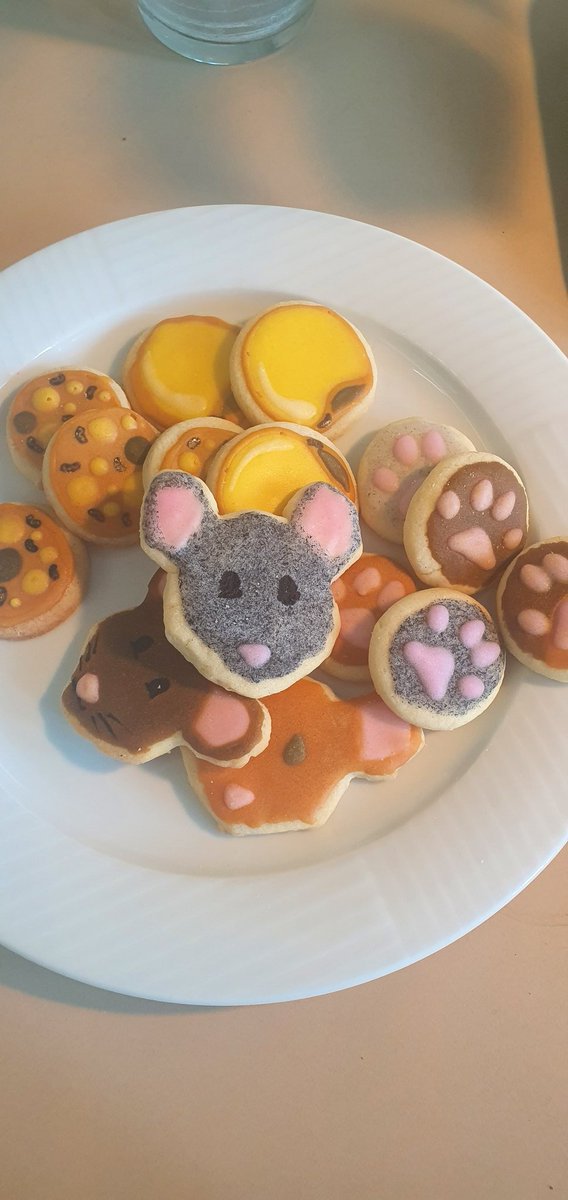 froberts94's tweet photo. These have to be the cutest and most sciency cookies I have seen. Thank you @SassFrederike for cheering up monday morning! #adipocytes #AcademicTwitter https://t.co/fSiyl9mS1R