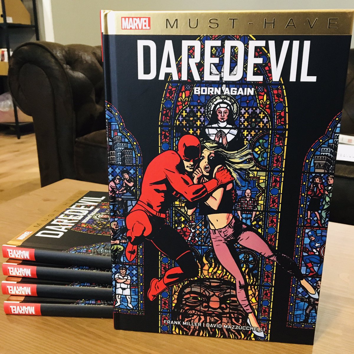banana_comics's tweet photo. Vamos a empezar bien la semana con una tremenda recomendación comiquera: DAREDEVIL: BORN AGAIN que acaba de reeditar @PaniniComicsEsp en formato Must Have 🤘🏻🤘🏻🤘🏻
#bananacomics
#triana 
#musthave
#daredevil
#bornagain 
#marvel https://t.co/LlpGKShxb7