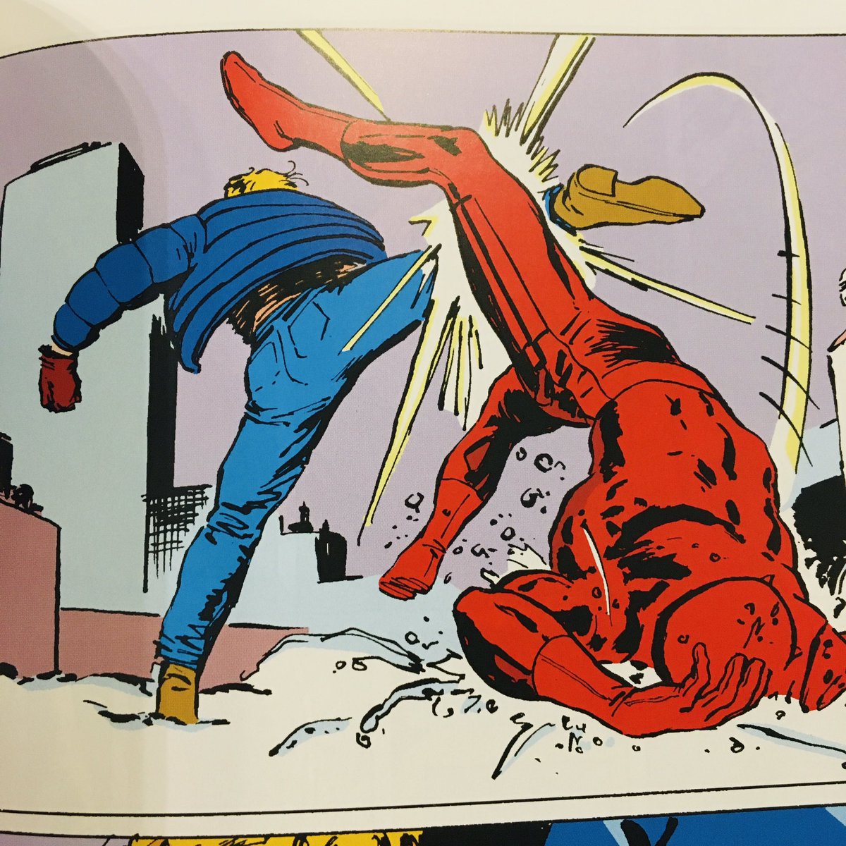 banana_comics's tweet photo. Vamos a empezar bien la semana con una tremenda recomendación comiquera: DAREDEVIL: BORN AGAIN que acaba de reeditar @PaniniComicsEsp en formato Must Have 🤘🏻🤘🏻🤘🏻
#bananacomics
#triana 
#musthave
#daredevil
#bornagain 
#marvel https://t.co/LlpGKShxb7