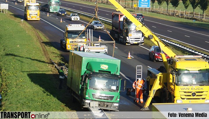 transportonline's tweet photo. Chauffeur belandt met vrachtwagen op de vangrail nadat hij onwel werd [+foto's]

lees meer: https://t.co/p4pEMV13Fp

#A4 #BergenopZoom #vangrail #onwel #vrachtwagen @RWSverkeersinfo @ANWBverkeer https://t.co/4JTxZxezmI