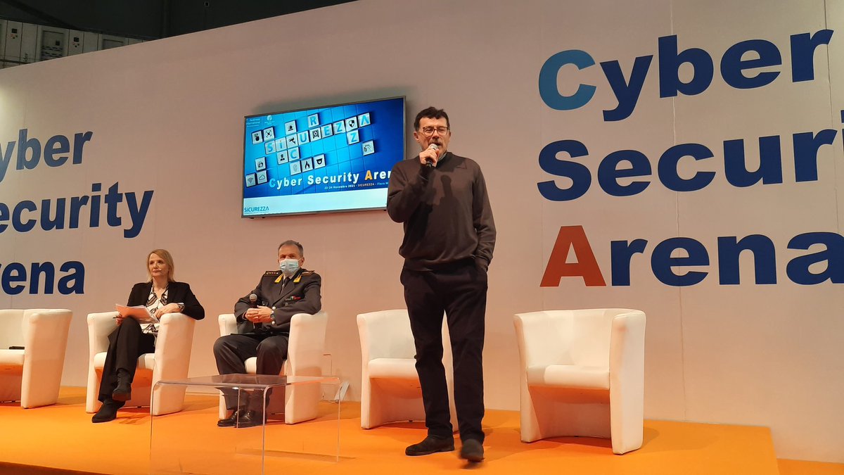 SICUREZZA2023's tweet image. Carlo Antonelli, Amministratore Delegato di @FieraMedia e Umberto Pellegrino di @BIwebMag danno il via al primo talk di #SICUREZZA2021 
Live from Cyber Security Arena al padiglione 5!