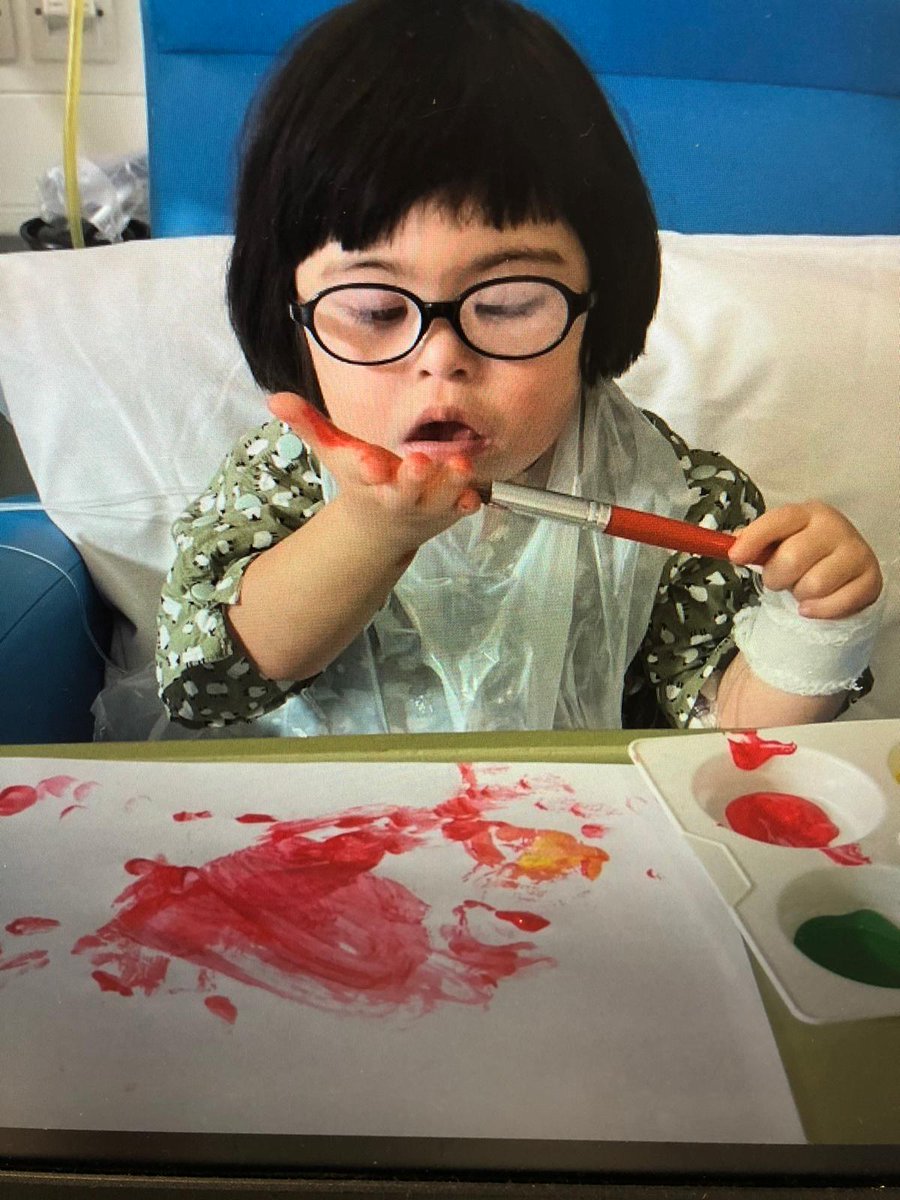 AH_playservice's tweet photo. Zoe is patient on 1C enjoying play with paint 🎨 Holding the paint brush and using hand and eye coordination to paint her picture all while distracting herself and normalising the hospital environment. #messyplay #Makingitfun #developmentalplay @AlderHey @AlderHeyCharity 🤩 https://t.co/o9musOxs53