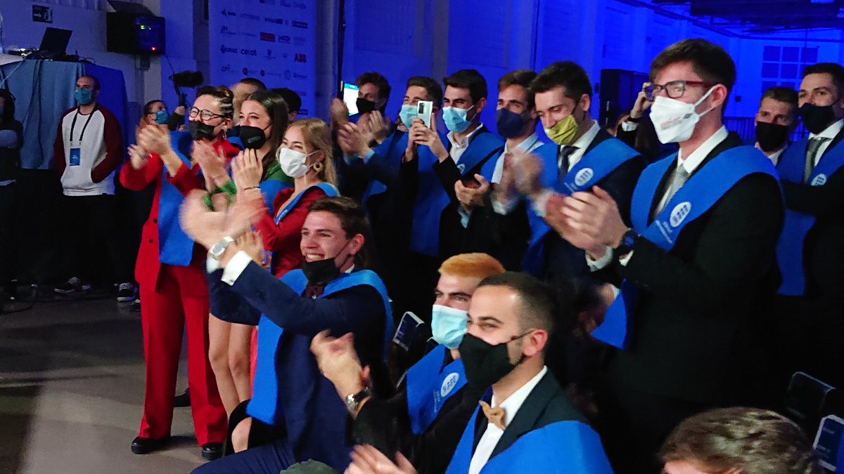 eseiaat_upc's tweet photo. 📷Les fotos de l'acte de #GraduacioESEIAAT de la promoció 2020-21‼️

💙Premiats i premiades, patrocinadors, graduats i graduades, la padrina Carme Ruscalleda, el @RectorUPC, @davidferrerc, ambient de festa gran, moments inoblidables amb cor politècnic 🔗https://t.co/YBsajpUZyK https://t.co/HAXB64pmuK