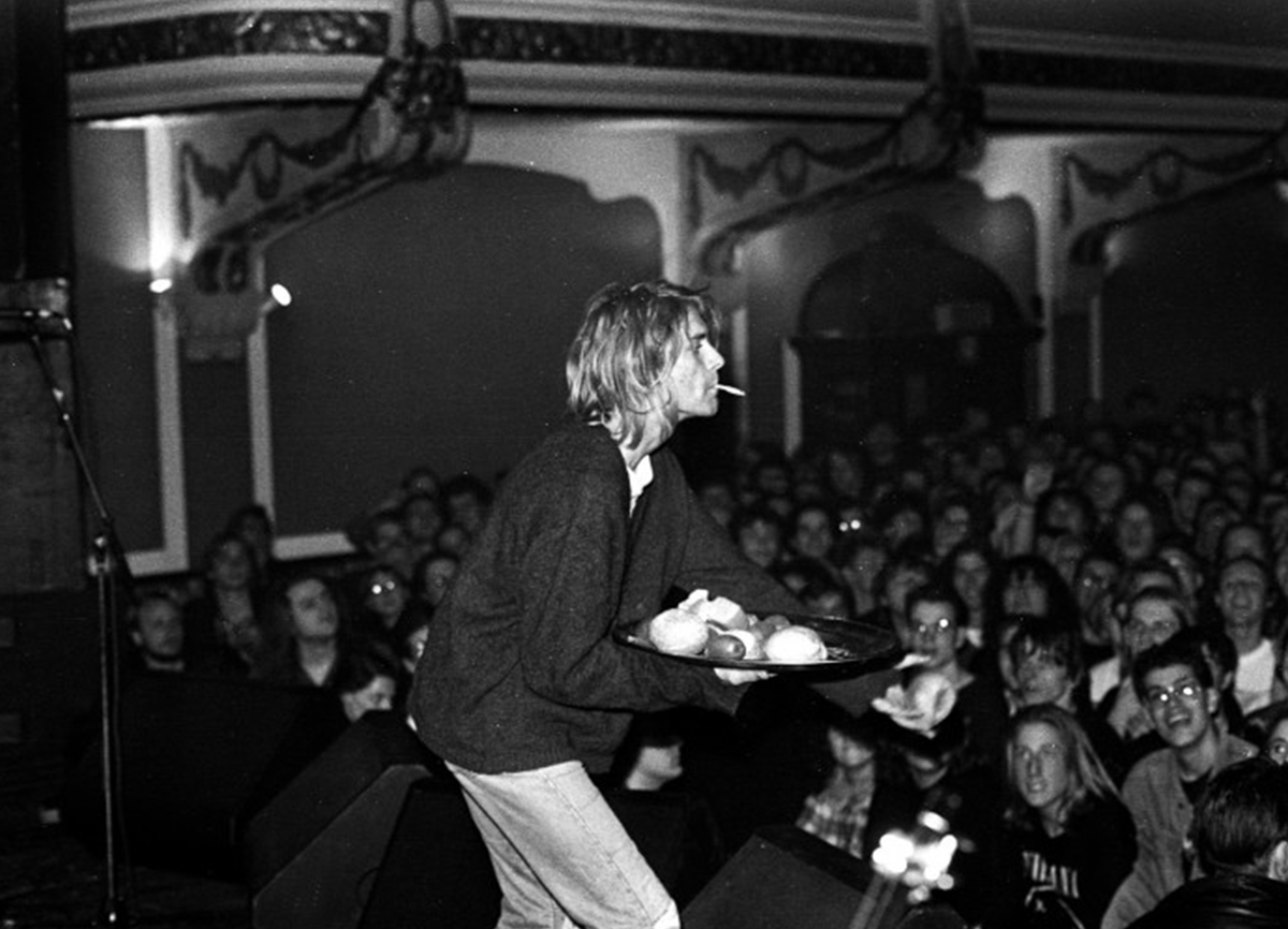 stubru's tweet photo. 23 november 1991 — Nirvana speelt in de Vooruit in Gent. Voor het concert gaf Kurt Cobain een interview aan Studio Brussel. Hij vertelde over hoe hij schoonheid en geweld wil vermengen en gooide met complimenten naar Dave Grohl. Meer weten? https://t.co/AMWNsy4mEO. #DeTijdloze https://t.co/jXfW0wPbNO
