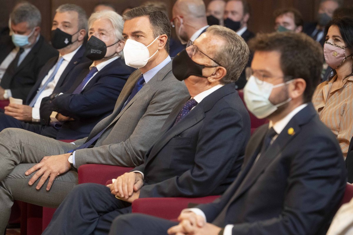 <a href="/dvdbou/">David Bou</a> <a href="/stopjjoo/">Plataforma #StopJJOO</a> <a href="/SOSPirineus/">SOSPirineus</a> <a href="/elpirineuesfon/">#ElPirineuEsFon</a> <a href="/grupdefensa/">Grup de Defensa de la Natura del Berguedà</a> <a href="/ecologistes/">Ecologistes en Acció de Catalunya</a> <a href="/GrupDefensaTer/">Grup de Defensa del Ter</a> <a href="/xarxaclimatica/">Xarxa per la Justícia Climàtica</a> <a href="/zeroportbcn/">Zeroport</a> <a href="/DEPANA/">DEPANA</a> <a href="/aiguaesvida/">Aigua és Vida</a> #POLÍTICA | La cúpula del poder empresarial de #Barcelona, de la mà de figures influents dins del #COI, pressiona les administracions catalanes per fer uns #JocsOlímpics d’hivern d’esquena a la societat civil pirinenca directa.cat/pirineus-barce… Ho explica <a href="/dvdbou/">David Bou</a>