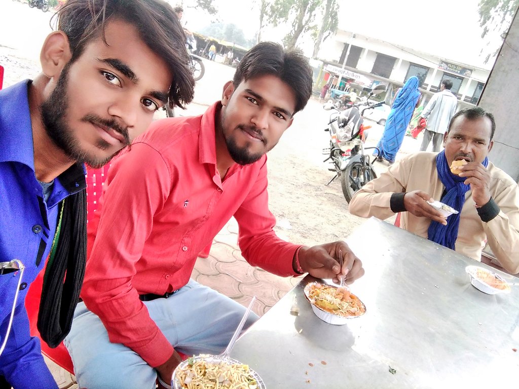 RohitSurya_ASP's tweet photo. आज इन्दौर-भोपाल हाइवे पर #डोडी_की_प्रसिद्ध कचोरी खाने का आनंद लिया।
#lanchtime
❤️💛🧡💙 https://t.co/xyuk68Vw6z