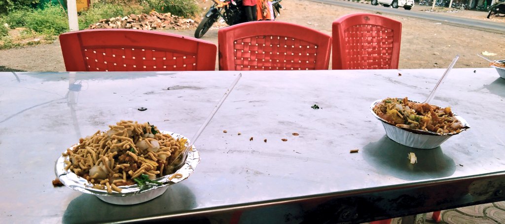 RohitSurya_ASP's tweet photo. आज इन्दौर-भोपाल हाइवे पर #डोडी_की_प्रसिद्ध कचोरी खाने का आनंद लिया।
#lanchtime
❤️💛🧡💙 https://t.co/xyuk68Vw6z