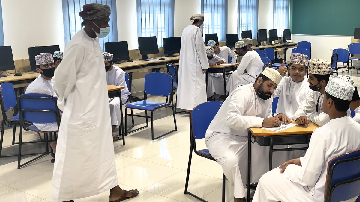 EduGovSbt3339's tweet image. ضمن فعاليات قسم #التوجيه_المهني بتنفيذ محطات توعوية (مختبر ريادة الاعمال) في مجال ريادة الاعمال اقيمت بالمدرسة عدة ورش وبحضور رئيس القسم الاستاذ ثني الخضوري والمشرف أحمد البلوشي وأخصائيي التوجيه التوجيه المهني الاستاذ حمود الناعبي والاستاذ يوسف الشبيبي ورائد الاعمال خالد الجابري