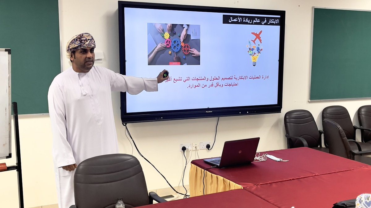 EduGovSbt3339's tweet image. ضمن فعاليات قسم #التوجيه_المهني بتنفيذ محطات توعوية (مختبر ريادة الاعمال) في مجال ريادة الاعمال اقيمت بالمدرسة عدة ورش وبحضور رئيس القسم الاستاذ ثني الخضوري والمشرف أحمد البلوشي وأخصائيي التوجيه التوجيه المهني الاستاذ حمود الناعبي والاستاذ يوسف الشبيبي ورائد الاعمال خالد الجابري