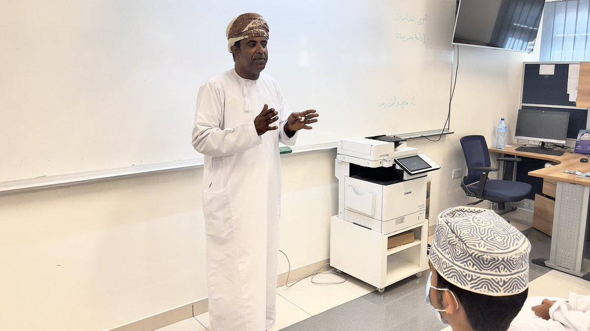 EduGovSbt3339's tweet image. ضمن فعاليات قسم #التوجيه_المهني بتنفيذ محطات توعوية (مختبر ريادة الاعمال) في مجال ريادة الاعمال اقيمت بالمدرسة عدة ورش وبحضور رئيس القسم الاستاذ ثني الخضوري والمشرف أحمد البلوشي وأخصائيي التوجيه التوجيه المهني الاستاذ حمود الناعبي والاستاذ يوسف الشبيبي ورائد الاعمال خالد الجابري