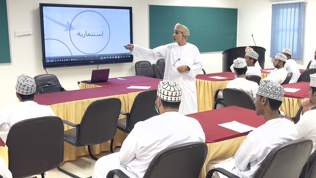 EduGovSbt3339's tweet image. ضمن فعاليات قسم #التوجيه_المهني بتنفيذ محطات توعوية (مختبر ريادة الاعمال) في مجال ريادة الاعمال اقيمت بالمدرسة عدة ورش وبحضور رئيس القسم الاستاذ ثني الخضوري والمشرف أحمد البلوشي وأخصائيي التوجيه التوجيه المهني الاستاذ حمود الناعبي والاستاذ يوسف الشبيبي ورائد الاعمال خالد الجابري