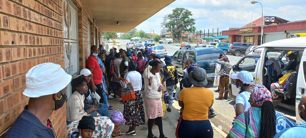 PhillipsLM's tweet photo. How SAfricans must queue @SADHomeAffairs for literally many hours to apply for - & at a later date come back to collect - ID documents & passports (me today). Tell me my fellow South African hoi polloi; for how many years have we been told that this will be remedied? #SADindeed https://t.co/qErJU7NlgH