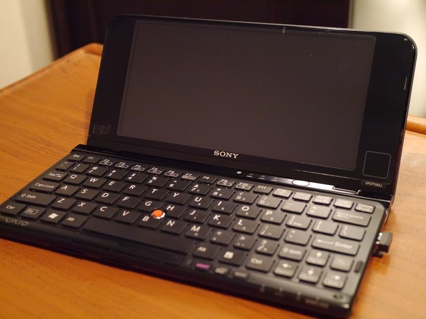 435i's tweet photo. VAIO Type Pユーザーだった人にぶっ刺さる端末は早急に出してほしいですね…。正直な話、UMPCでこれを上回るデザインの端末に未だに出会えていません。 https://t.co/EThnHTzUj1