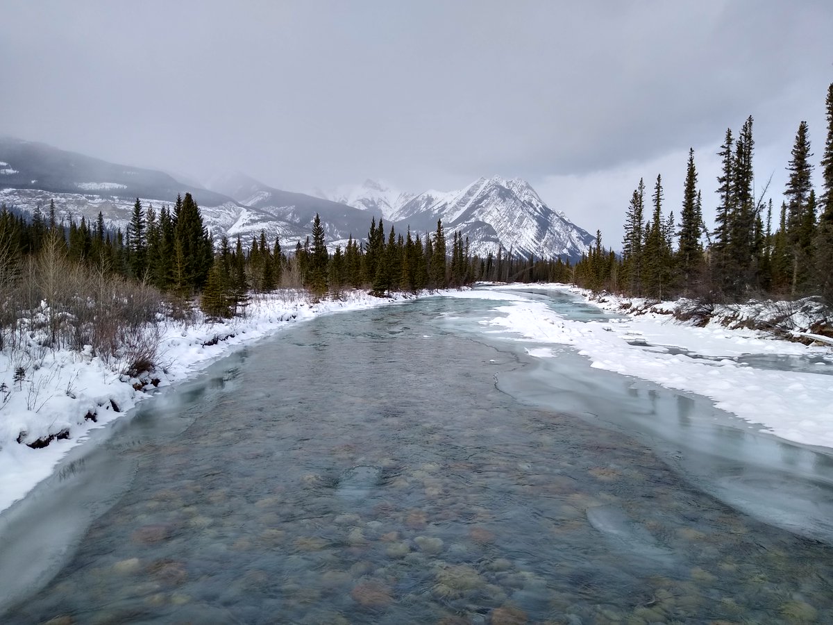 Loopylongplays's tweet photo. So after making these relaxing walks in Skyrim, I thought it was about time to do one of my own. So me and the boys went out to go hiking in the mountains. The beauty of the snow, mountains, pine trees, and icy water was mesmerizing. I'm looking forward to doing it again :) https://t.co/bH6aXArO0T