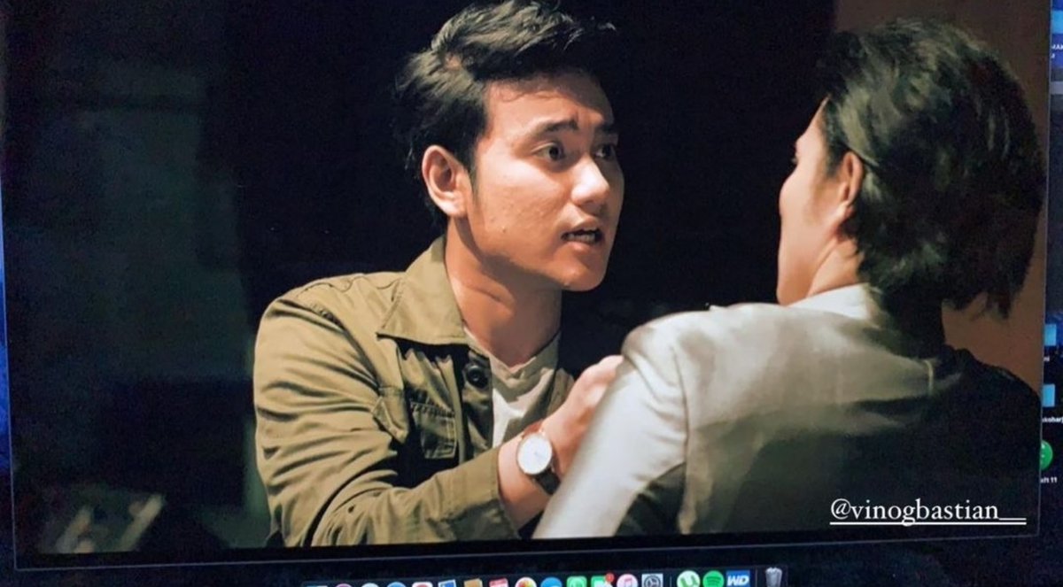 cakkanrg's tweet photo. Selama proses shooting Scandal Makers (2022) gw cuma bisa diem, adore, meresapi auranya, memahami pola dia menjalani passionnya...
Yang sebenarnya...jauh di dalam diri gw, gw itu ngefans sejak gw kelas 3SD, waktu itu kali pertama kemunculannya starring Realita Cinta &amp; Rock n Roll https://t.co/Hoh5VFtUtk