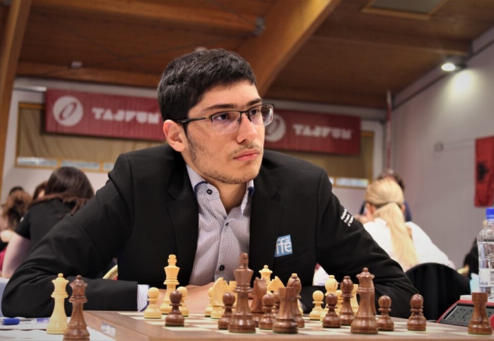 International Chess Federation on X: Iran-born teenager Alireza Firouzja  scored a phenomenal 8/9 and surpassed the 2800 mark in the live ratings.  Alireza will most likely jump to number 2 in the