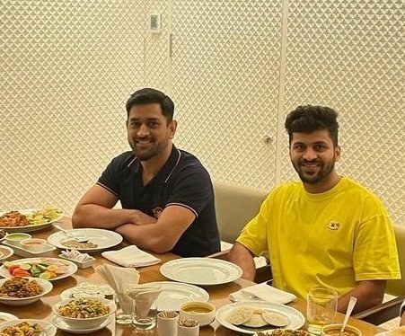 Don_Shardul's tweet photo. Thala and Lord Shardul 💛🔥

#shardulthakur #MSDhoni 
@imShard @msdhoni #CSKSuccessMeet https://t.co/ehM9cvAFyM