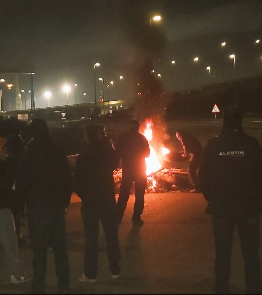 Nen__17's tweet photo. Casi una semana de huelga indefinida en el metal, la respuesta del Gobierno ha sido enviar tanquetas blindadas contra trabajadores/as.

Este tipo de vehículos se utilizaban en amenazas terroristas y para protección de edificios diplomáticos. https://t.co/dFSZ6sUn1C