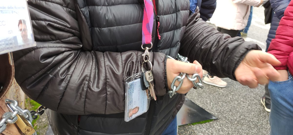 I #precari della #ricerca incatenati al #CNR di #Pisa per chiedere alla presidente <a href="/MC_Carro/">MariaChiara Carrozza</a> e al DG <a href="/giuseppecolpan1/">giuseppe colpani</a> lo sblocco delle #stabilizzazioni.
Il Parlamento ha già destinato milioni di euro a tal fine.
#bastaprecariatodistato <a href="/CNRoccupato/">CNRoccupato 2.0</a> <a href="/100000_anni/">100000 Anni</a>