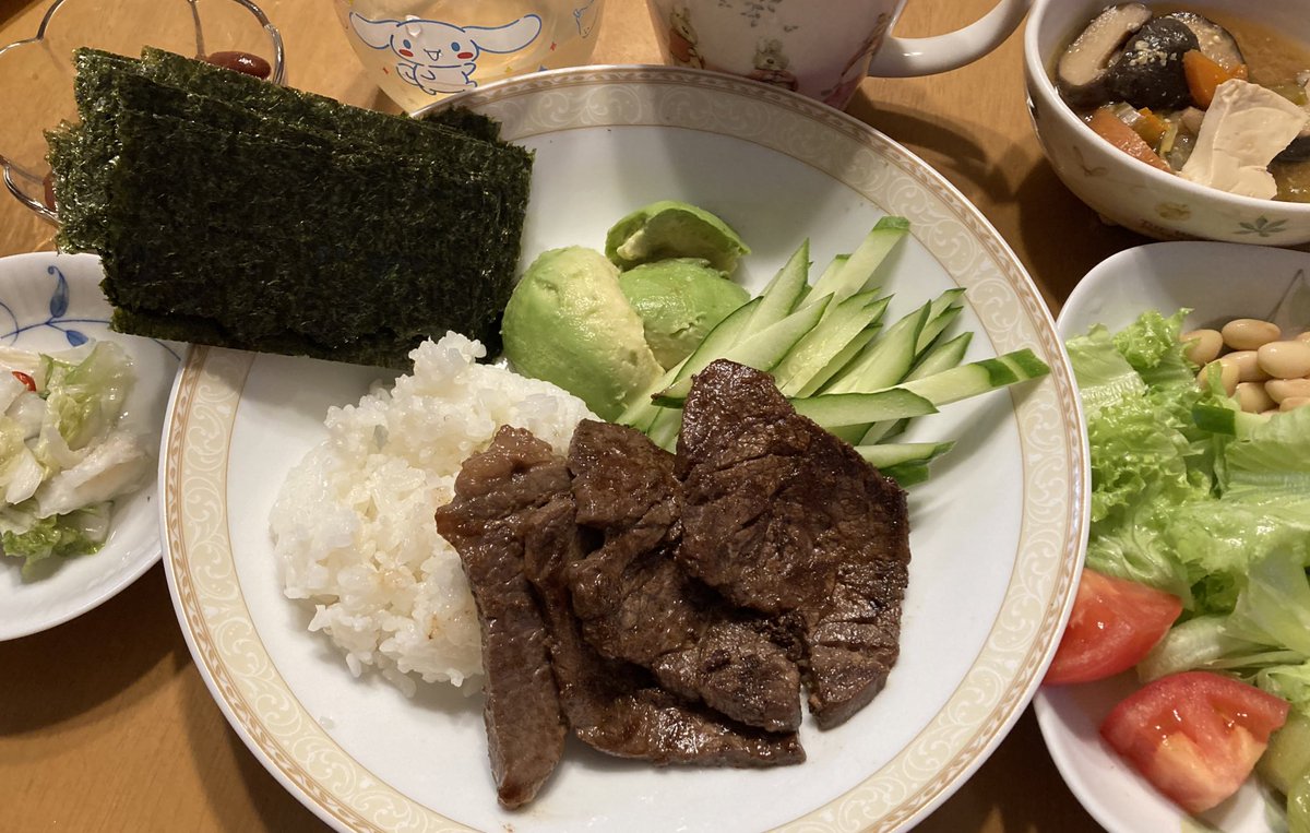 焼肉、付け合わせは🥑ときゅうり🥒 椎茸、豆腐、人参、長ネギの味噌汁🫕 自家製煮豆、大豆と色々野菜のサラダ🥗、海苔、🥝、白菜の漬物、🍎はちみつ酢🍹