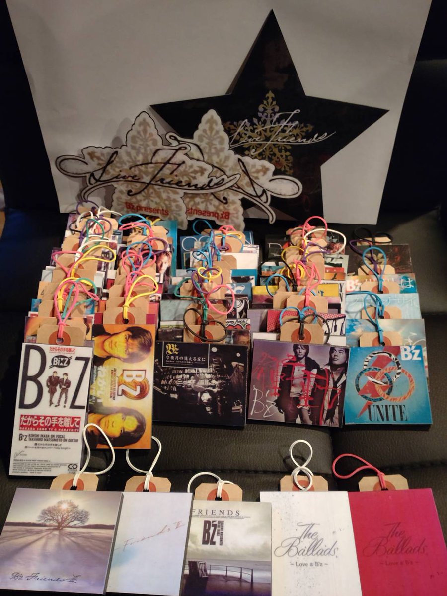 BestUltrasoul's tweet photo. 今年もフッズ特製
「B'z X'MARS Tree」無事完成♪

今年のは「シングルジャケットの小型化」「ヘッドの星は “LIVE FRIENDS 仕様”」

Bro.様から戴いた「店名入りリボン｣「We'll be alright. リボン」も巻いて、電飾も付けて、色鮮やかに煌めき、一段と華やかで豪華なクリスマスツリーになりました!! https://t.co/i1PHT9XM07