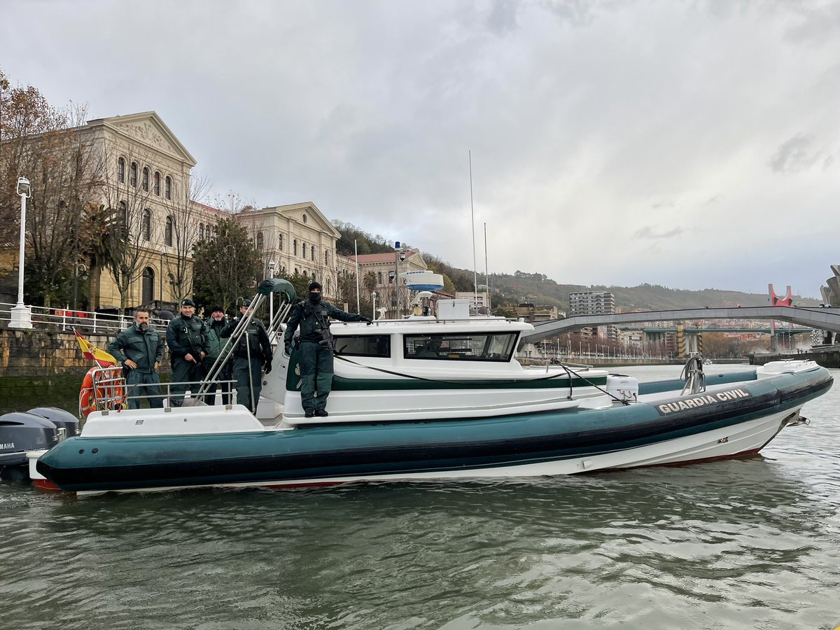 gcivilbizkaia's tweet photo. (1/2) S.M. El Rey preside el almuerzo de la #EuropeanRoundtable en la #TorreIberdrola de Bilbao y la Guardia Civil continúa vigilante en la lámina de agua y el espacio aéreo del @BilbaoAirpot, para la seguridad de tod@s. https://t.co/2W15qPoRiU