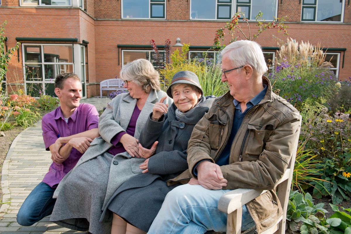 Op 9 december is het webinar 'Functioneren en kwaliteit van leven van patiënten met de ziekte van Huntington in het verpleeghuis' van <a href="/atlantzorg/">Atlant</a> en <a href="/amsterdamumc/">Amsterdam UMC</a> 

Heb jij je al ingeschreven?
huntingtonnet.nl/actueel/agenda…