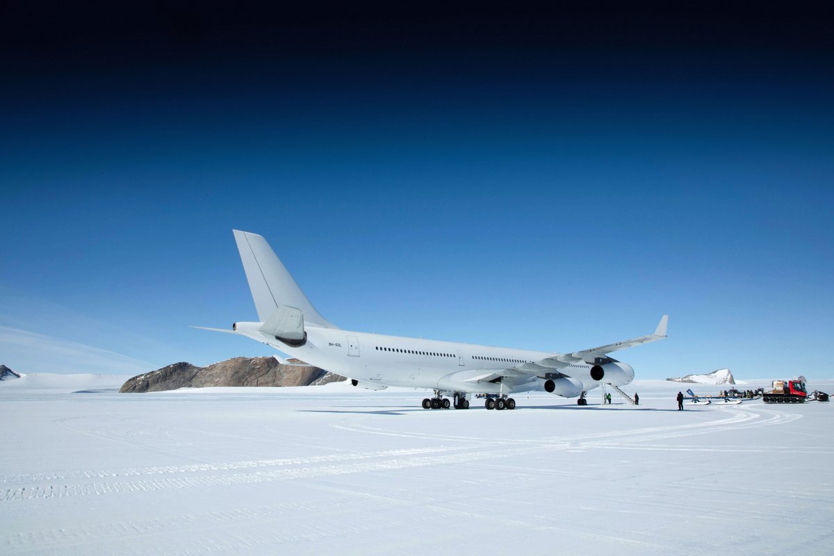AeronewsGlobal's tweet photo. @hifly_airline has landed, for the first time ever, an @Airbus A340 in Antarctica. Captain Carlos Mirpuri and his crew flew the A340-300 (9H-SOL) from Cape Town to the White Continent and back (2,500 nautical miles, flying for just over 5 hours each way). Photos: Marc Bow. 1/2 https://t.co/hx8urlAEPf
