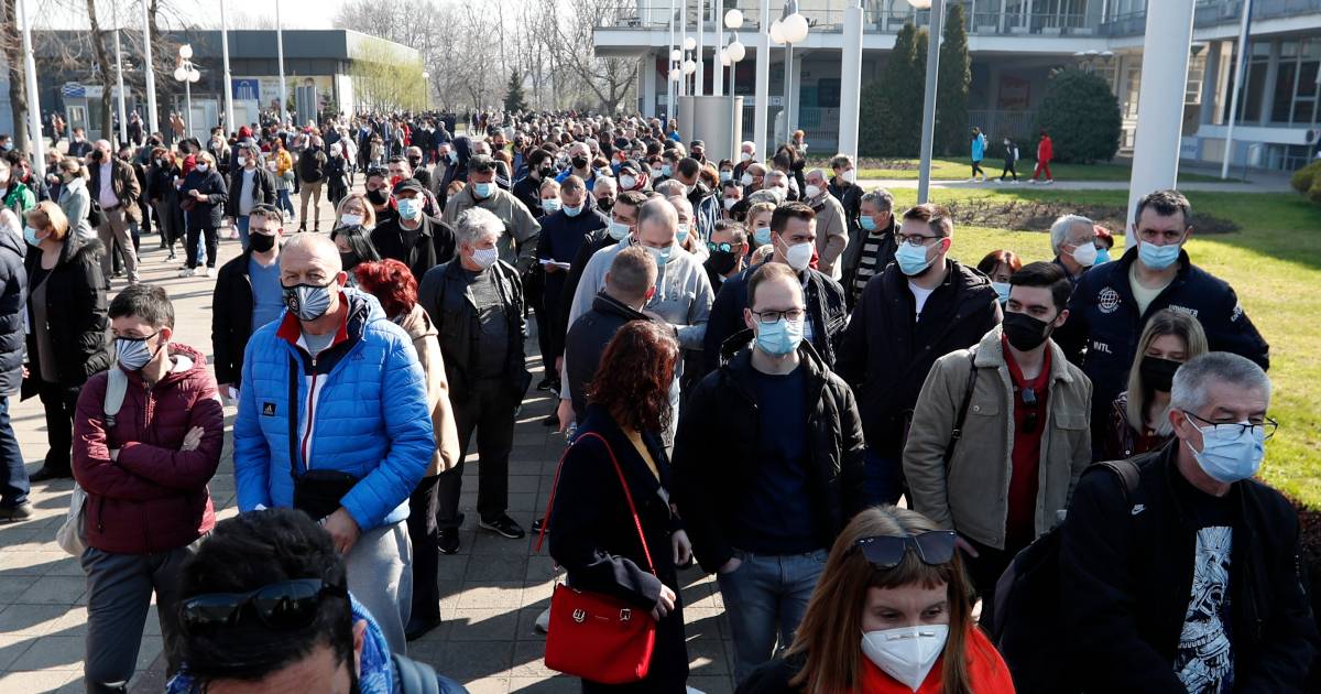 Lange wachtrijen wappies bij de prikbussen en prikstraten. Antivaxxers volgen massaal het goede voorbeeld van gevaccineerde  Thierry en laten zich massaal vaccineren. #Thierryisgevaccineerd