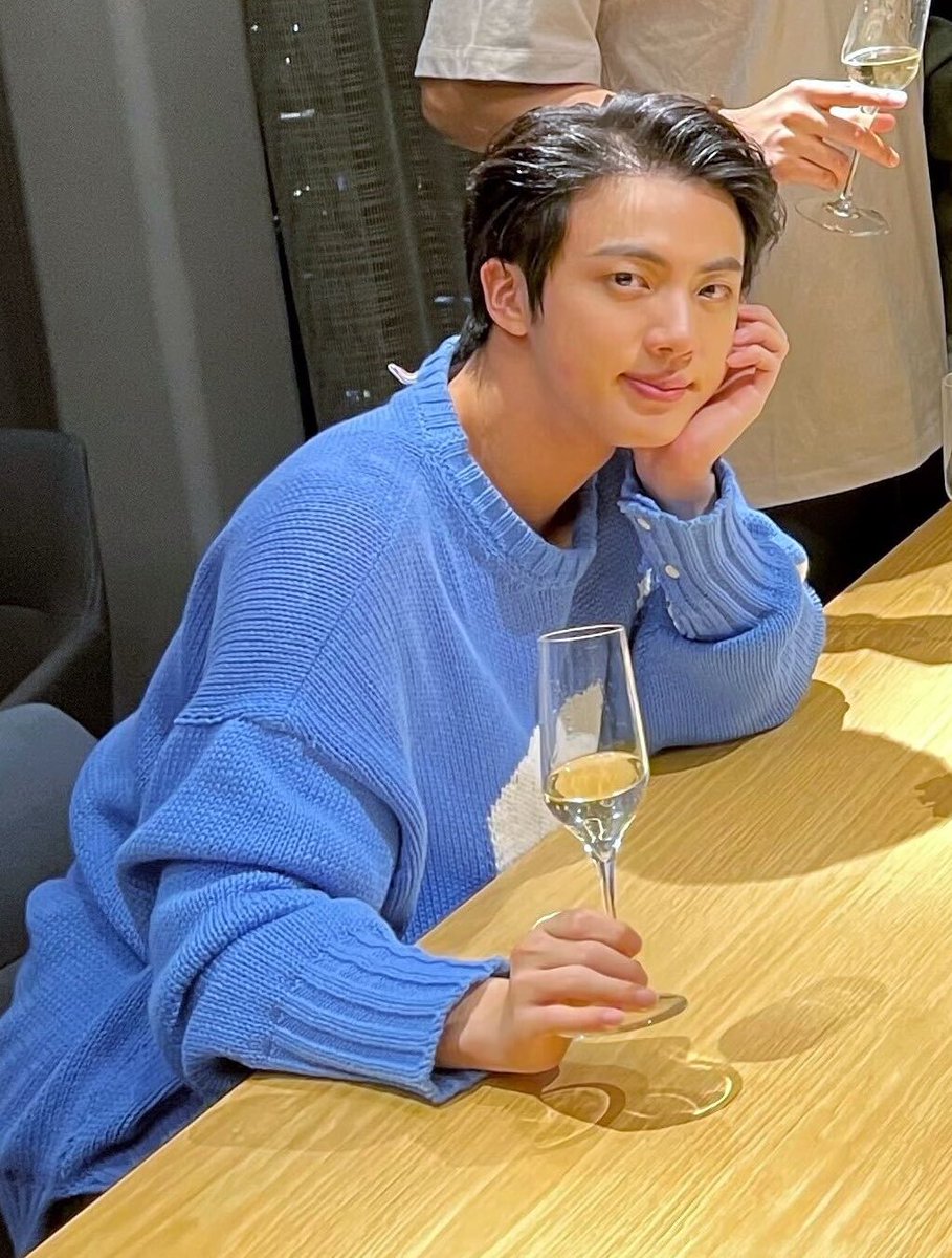 ODEN_JIN's tweet photo. オールバックで妖艶な表情をして頬杖をつきながらシャンパンを揺らしてるのに服には可愛いクジラがいるのがキムソクジン https://t.co/fR2I0d3bFN