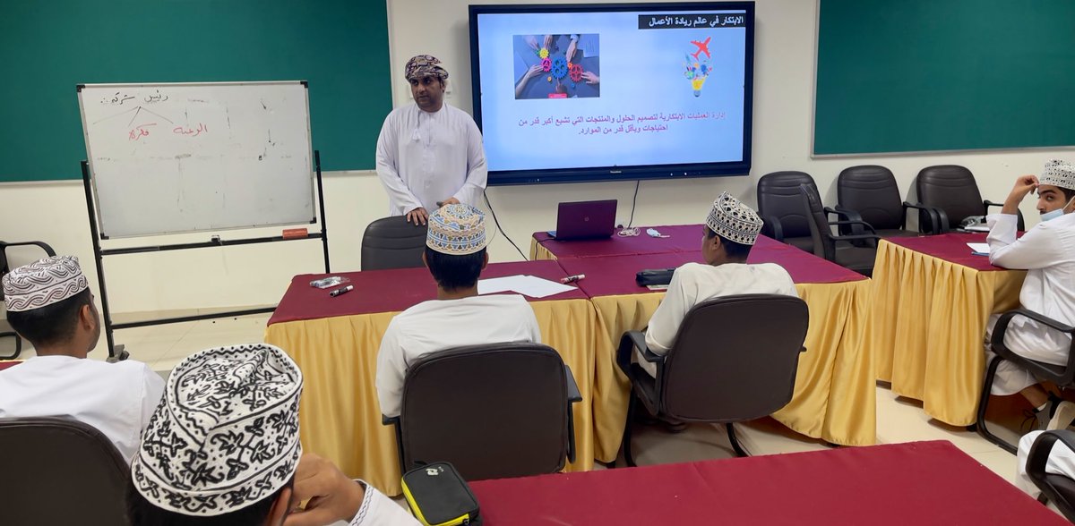 EduGovSbt3339's tweet image. ضمن فعالية مختبر ريادة الاعمال قدم أخصائي التوجيه مهني الاستاذ يوسف الشبيبي ورشة بعنوان علاقة الإبتكار وريادة الأعمال حيث تضمنت عدة نقاط ابرزها الابتكار في ريادة الاعمال والفرق بين الابتكار والإبداع وتحدي الإبتكار ونقاط أخرى تفاعل معها الطلبة الحاضرين @yusufashabibi