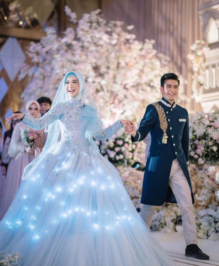 MyKKc_'s tweet photo. We love you @RiaRicis 
Tetep jaga kemesraan kalian.
Kami menantikan itu dan kami sangat sayang sama kalian.
#riaricisteukuryan #bahagiaricistr https://t.co/PPR6wtFdQp