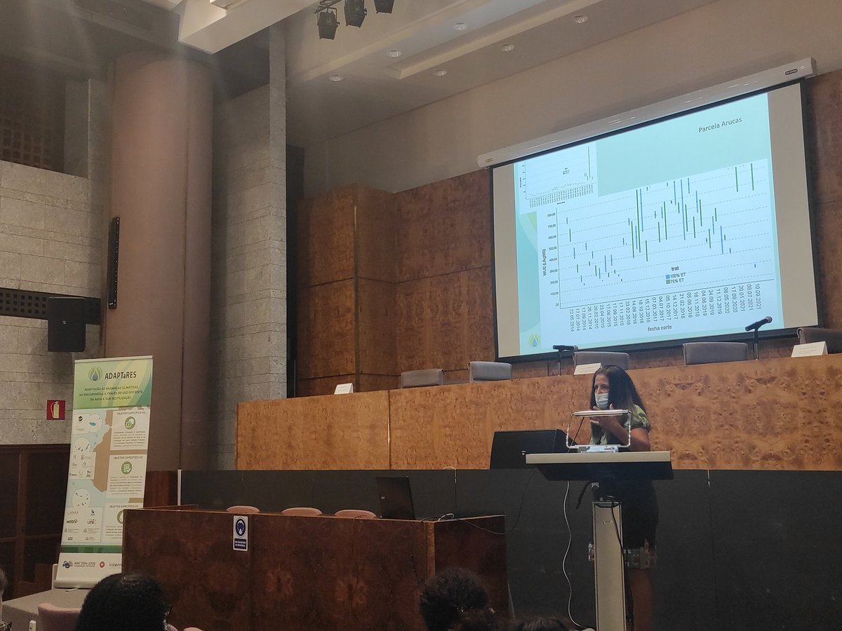 🗣️ "Ponemos mucho énfasis en el manejo del agua de riego". 

En estos momentos Mª Pino Palacios, profesora de la <a href="/ULPGC/">ULPGC</a>, presenta resultados de las parcelas demostrativas instaladas por #ADAPTaRES

🔴 Síguelo en directo: youtu.be/TzpOCxgnr38