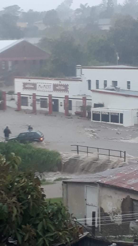 ReenvalSA's tweet photo. #George onder #vloedwater #reddings pogings in aksie
📷Hennie Van Deventer 
@SAWeatherServic 
@AfricaWeather_ 
@peoples_weather 
@ewnreporter 
@VoxWeatherZa 
@zarsg 
@JouStasie 
@GCNnews https://t.co/LwrZPBjp5d