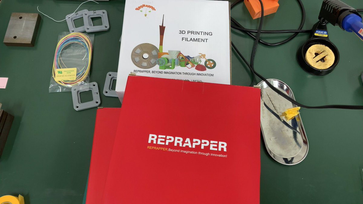 dea_blog's tweet photo. Reprapperのフィラメント、箱が変わった。クリスマスっぽ🎅 https://t.co/RKTxFEQJ1I