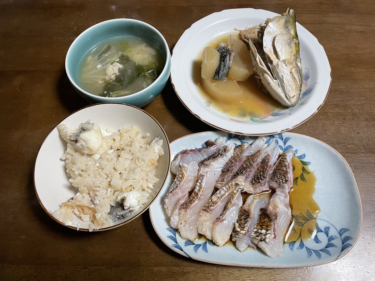 鯛飯 鯛と白菜汁 アラを使ったブリ大根ならぬヤズ大根 大鯛の炙り刺身 大鯛は大味ですが、刺身に一手間加えれば美味しく頂けますよ😃