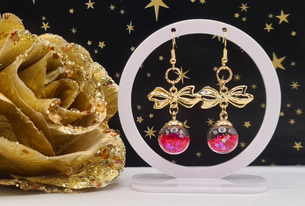 Champagne Gold Festive Bauble earrings, with berry red iridescent Stars inside! Over on my Etsy now!
Can be swapped to clip ons! Just leave me a message with your order!

etsy.com/uk/shop/Pretty…
#MHHSBD #yourbizhour  #GiftUK #elevenseshour #Christmas
