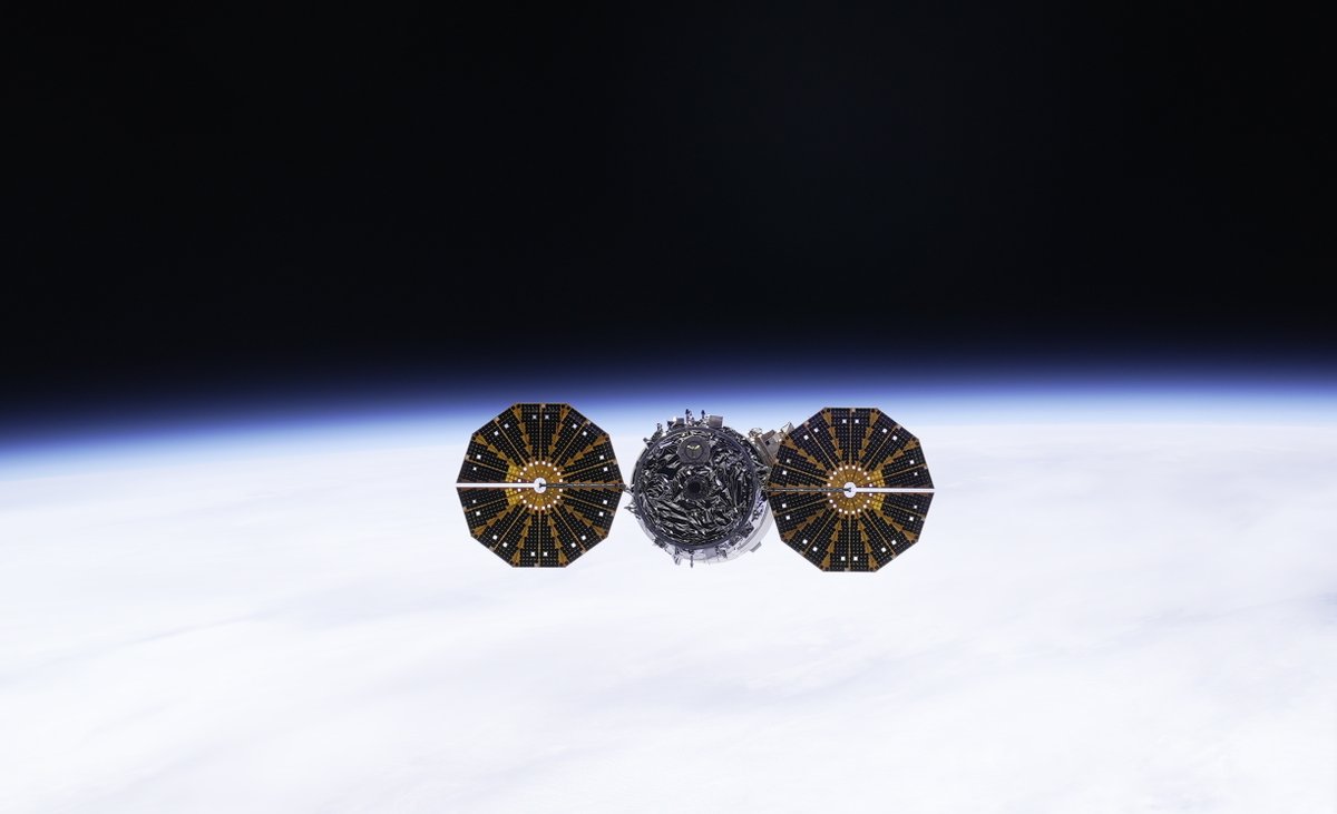 astro_matthias's tweet photo. Nach dem Entladen der Vorräte &amp; wissenschaftlichen Ausrüstung, habe ich Samstag beim bodengesteuerten Abdocken von Cygnus am Roboterarbeitsplatz 🦾 des @csa_asc Canadarm2 geholfen &amp; den Abflug gesteuert. Cygnus wird am 15.12. beim Wiedereintritt in die Erdatmosphäre verglühen. https://t.co/YNPOvedJzp