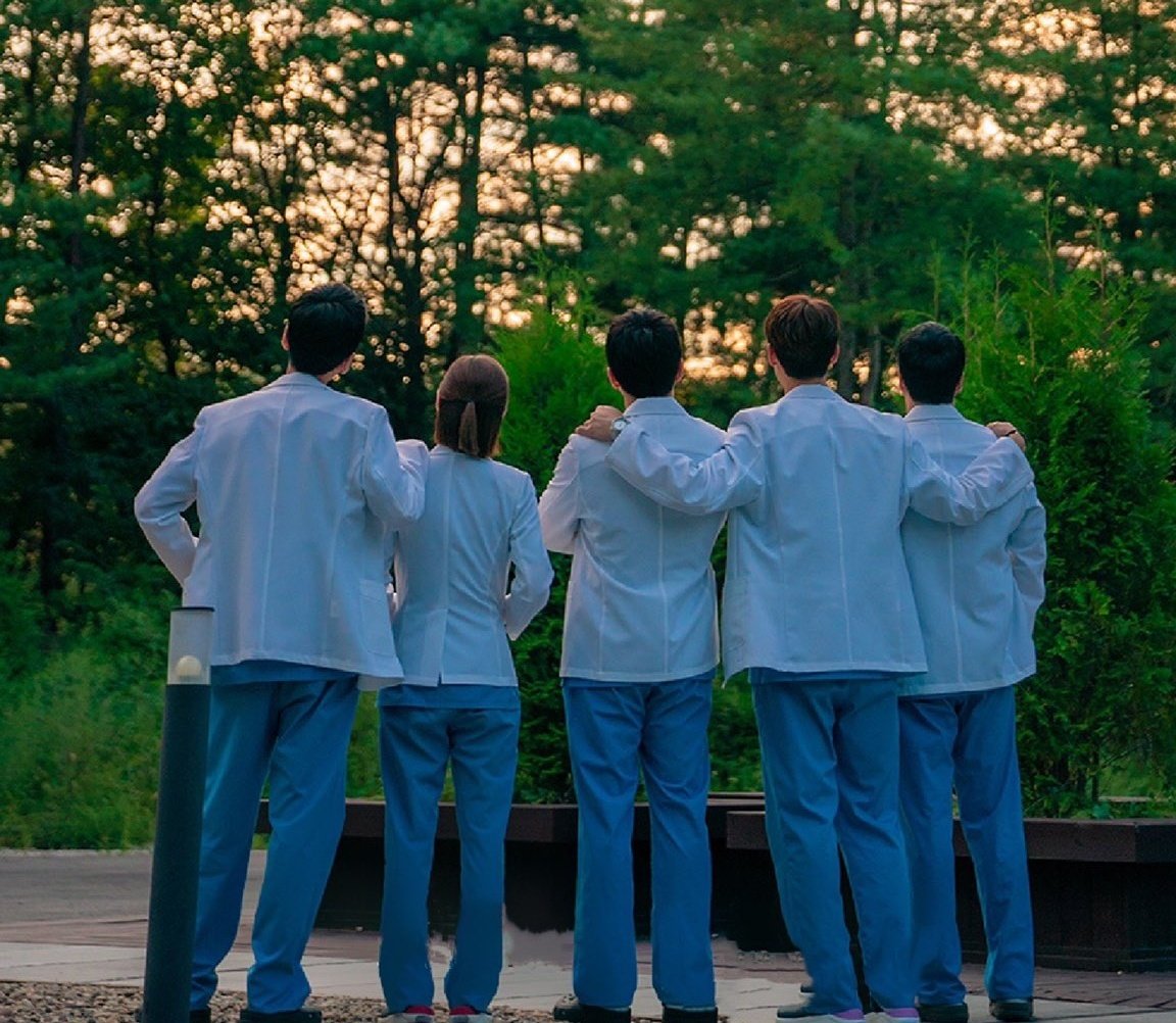 JeonMido_'s tweet photo. Just the 5 of them watching the sunset 💛

#JeonMido #전미도 #Mido #미도 #Midoring #Jungseok #Kyungho #Yeonseok #Daemyung #HospitalPlaylist #HospitalPlaylist2 #WiseMountainVillageLife #3MealsADay_Doctors https://t.co/GhPPCEfRfT
