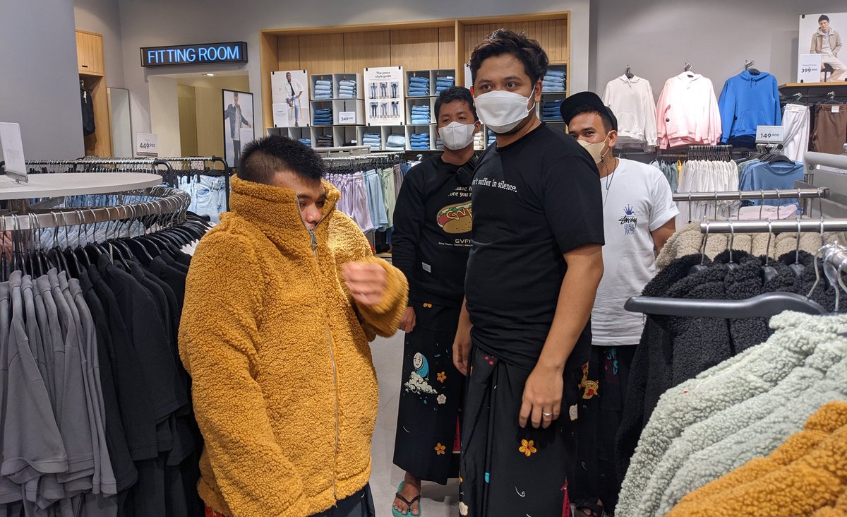 TretanMuslim's tweet photo. My neckless friend trying turtle neck https://t.co/AY3e9yFs45
