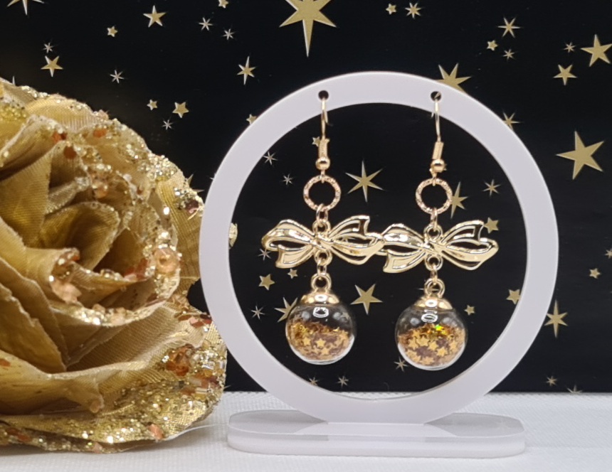 Champagne Gold Festive Bauble earrings, this time with Gold Holo Stars inside! Over on my Etsy now!
Can be swapped to clip ons! Just leave me a message with your order!

etsy.com/uk/shop/Pretty…
#MHHSBD #yourbizhour  #GiftUK #elevenseshour #Christmas